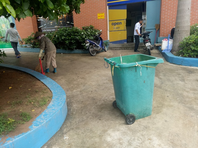 Công nhân vệ sinh môi trường tại cảng Tuần Châu tịch cực thu gom, nhặt rác tại khu vực cửa sảnh Tuần Châu, thành phố Hạ Long, tỉnh Quảng Ninh.